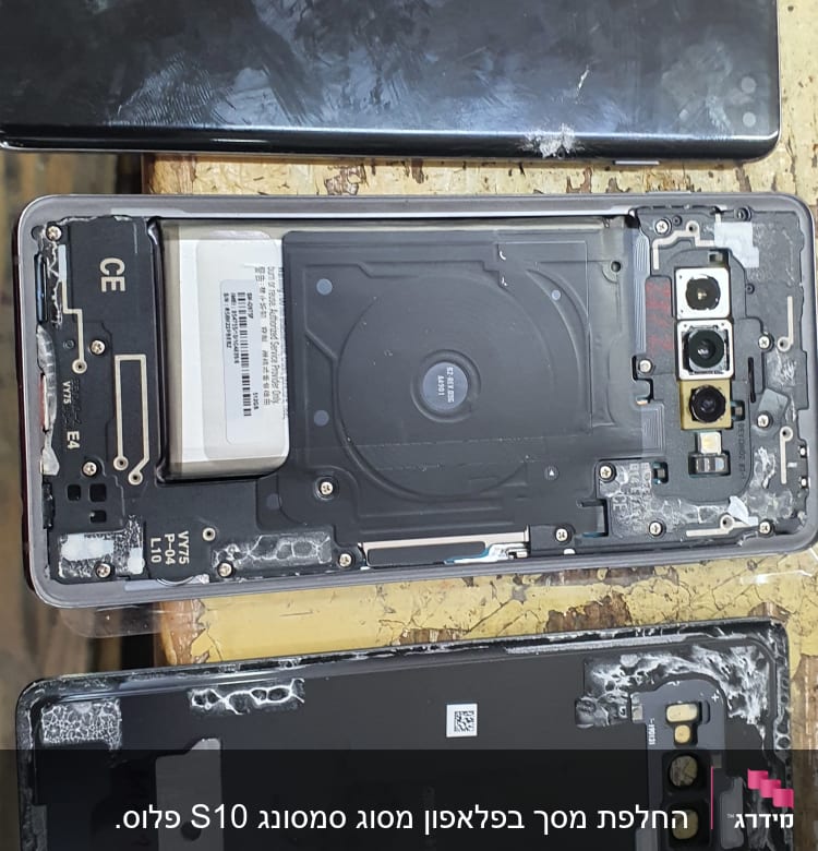 טלפונים חכמים מפורקים על שולחן עבודה